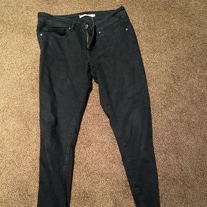 Black Levi’s 711 skinny